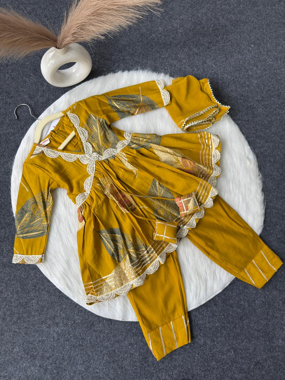 Aliacut with pillow dori pant set